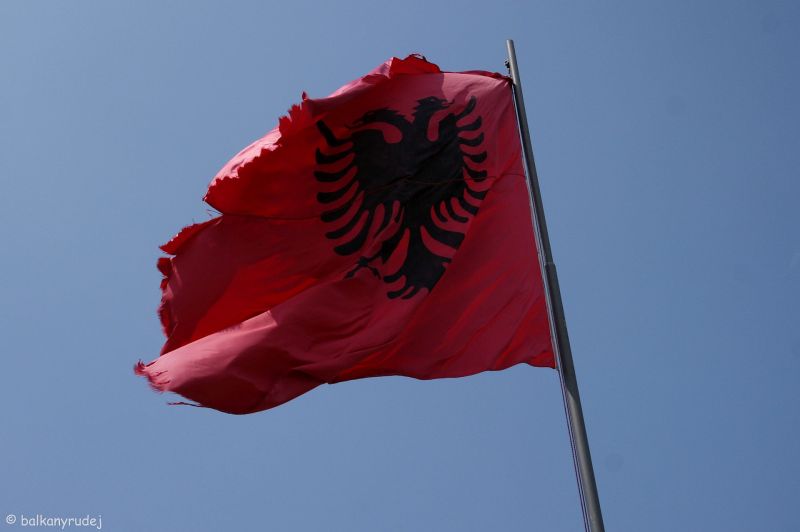albańska flaga